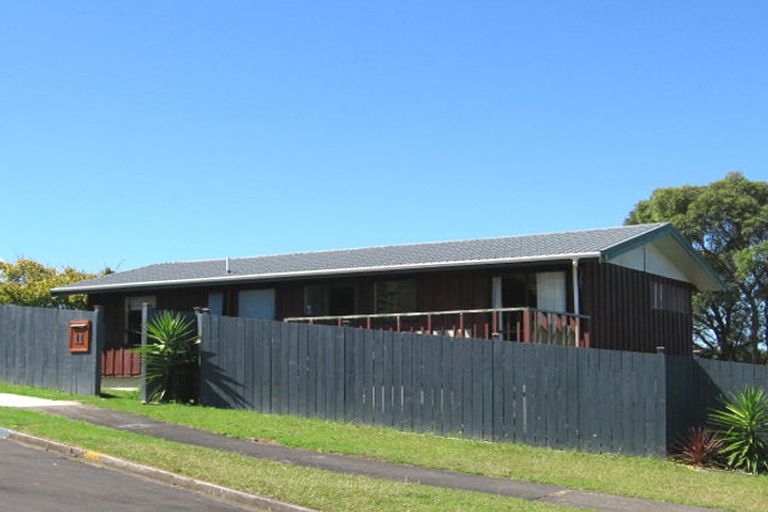 Photo of property in 11 Sumich Place, West Harbour, Auckland, 0618