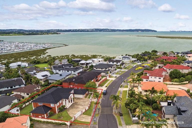 Photo of property in 18 Mansion Court, West Harbour, Auckland, 0618