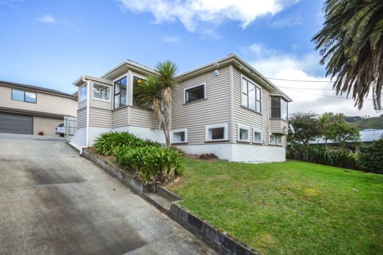 Photo of property in 19a Lyndhurst Road, Tawa, Wellington, 5028