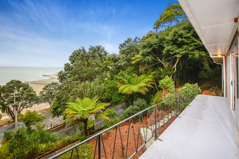Photo of property in 124 Otitori Bay Road, Titirangi, Auckland, 0604