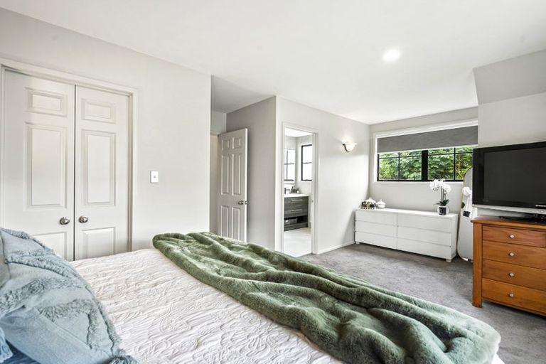 Photo of property in 4 Opal Close, Rosedale, Auckland, 0632