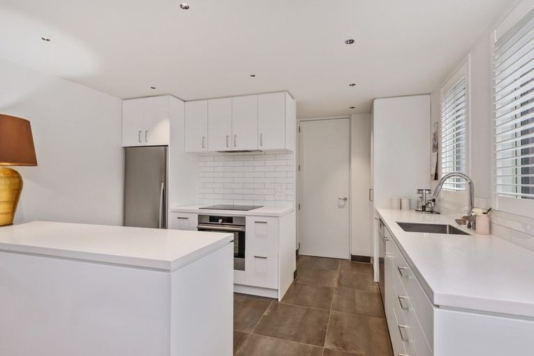 Photo of property in 87 Holly Road, St Albans, Christchurch, 8014