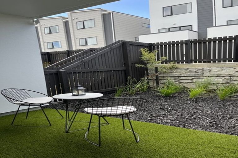 Photo of property in 2 Mikoikoi Crescent, Mangere Bridge, Auckland, 2022