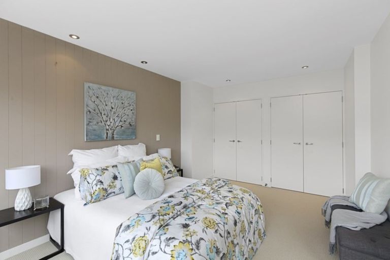 Photo of property in 32 Tiketike Way, Brooklyn, Wellington, 6021