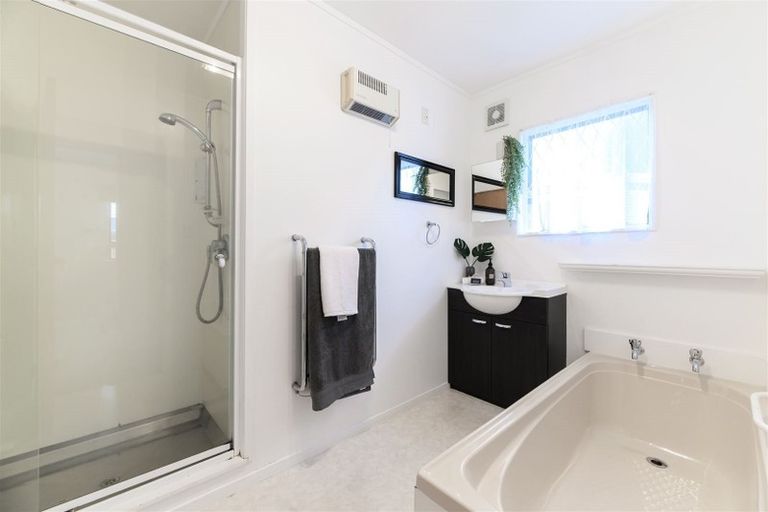 Photo of property in 2/18 Gloria Avenue, Te Atatu Peninsula, Auckland, 0610