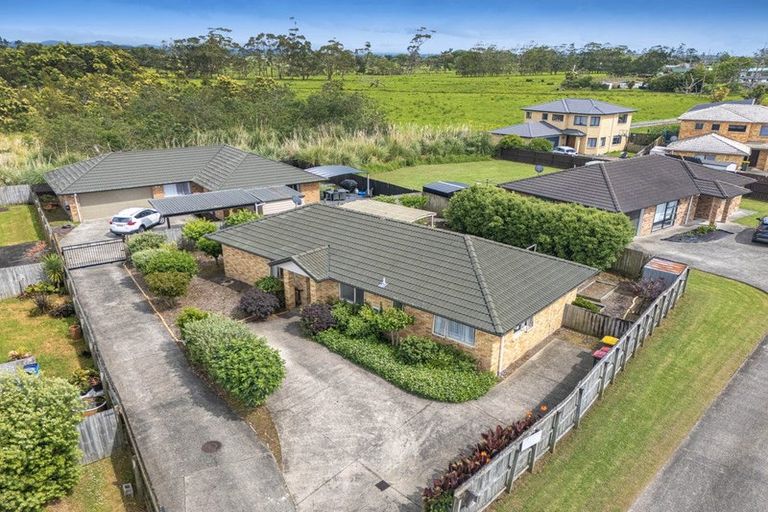Photo of property in 17 Aitkenhead Court, Parakai, 0830