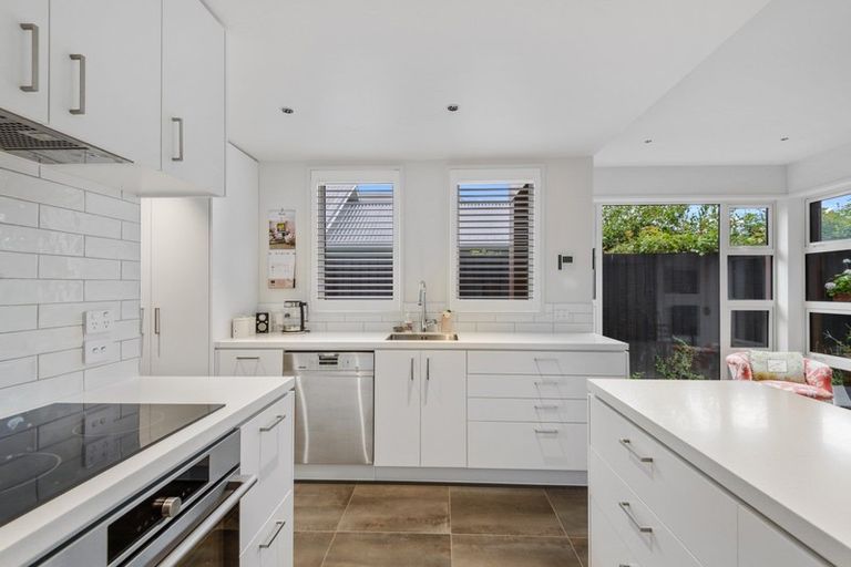 Photo of property in 87 Holly Road, St Albans, Christchurch, 8014