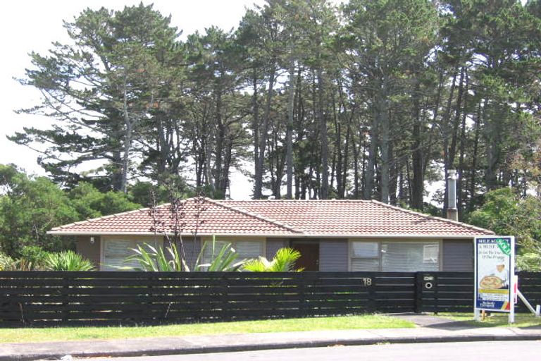 Photo of property in 18 Barnfield Place, Glendene, Auckland, 0602