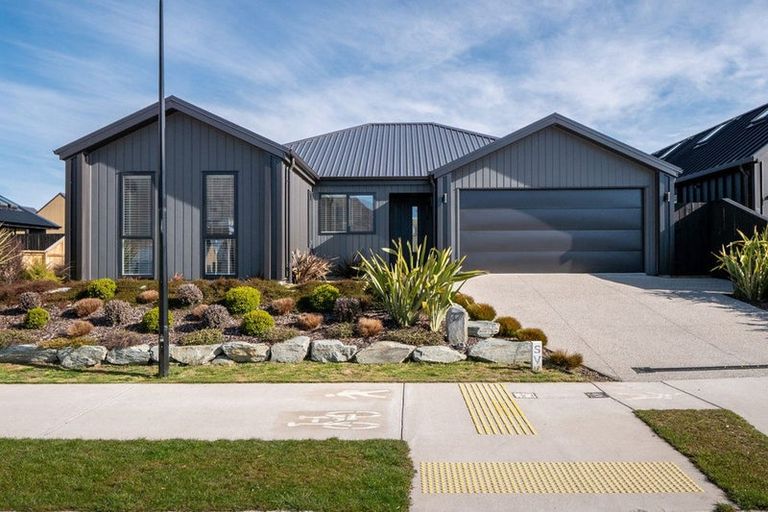 Photo of property in 37 Barn Road, Jacks Point, 9371