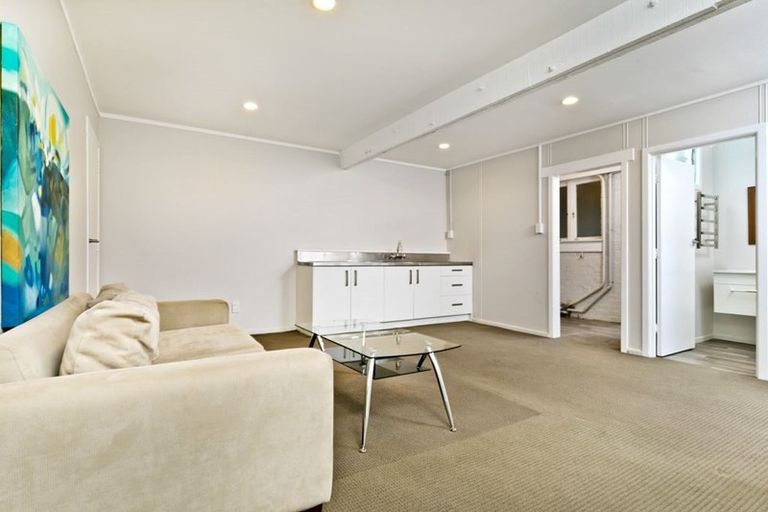 Photo of property in 123 Millbrook Road, Sunnyvale, Auckland, 0612