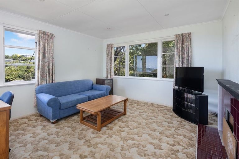 Photo of property in 77 Salford Street, Newlands, Wellington, 6037