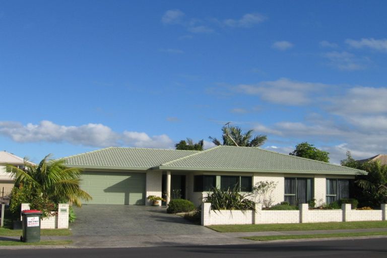 Photo of property in 178 Lakeside Drive, Orewa, 0931