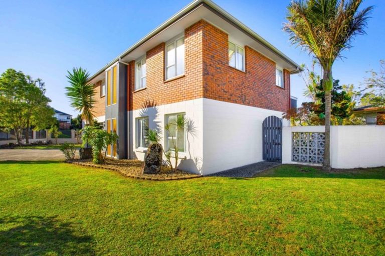Photo of property in 22 Hartley Terrace, Massey, Auckland, 0614