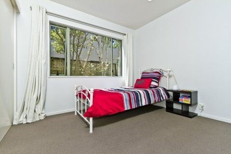 Photo of property in 26/15 Bush Lane, Northcote Point, Auckland, 0627