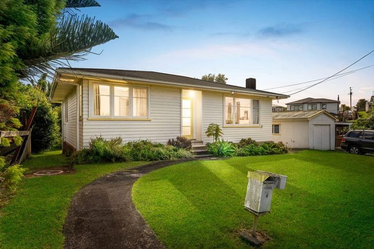 Photo of property in 4 Pomelo Road, Te Atatu South, Auckland, 0610