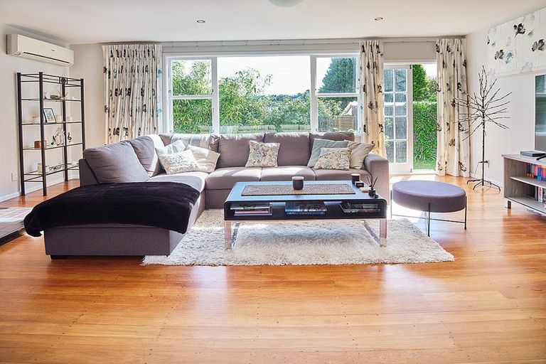 Photo of property in 17 Horokiwi Road West, Newlands, Wellington, 6037