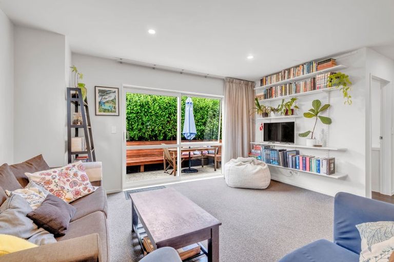 Photo of property in 33 Apple Orchard Way, Sunnyvale, Auckland, 0612