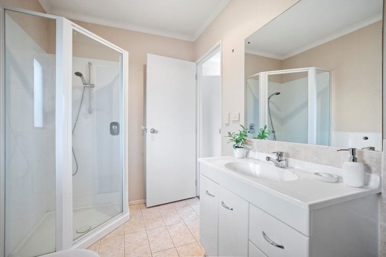 Photo of property in 16 Ranch Place, Pukekohe, 2120