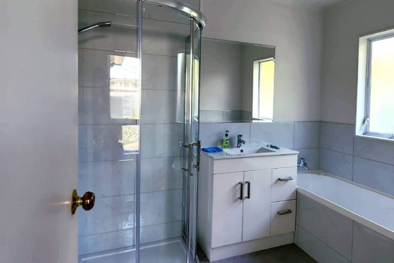 Photo of property in 11 Gloria Avenue, Te Atatu Peninsula, Auckland, 0610