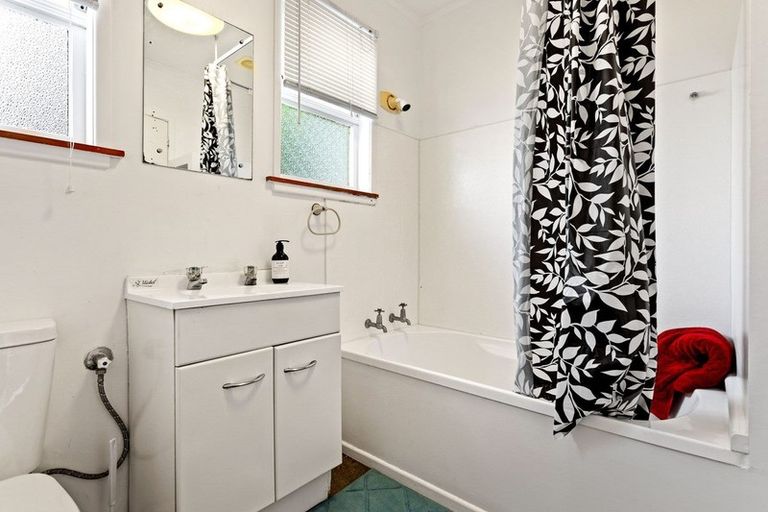 Photo of property in 99 Hobsonville Road, West Harbour, Auckland, 0618