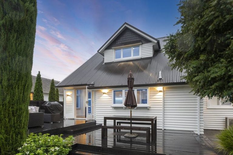 Photo of property in 111 Saint Andrews Square, Strowan, Christchurch, 8052
