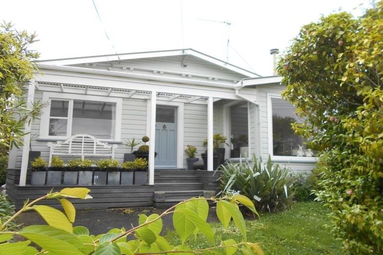 Photo of property in 53 Creswick Terrace, Northland, Wellington, 6012