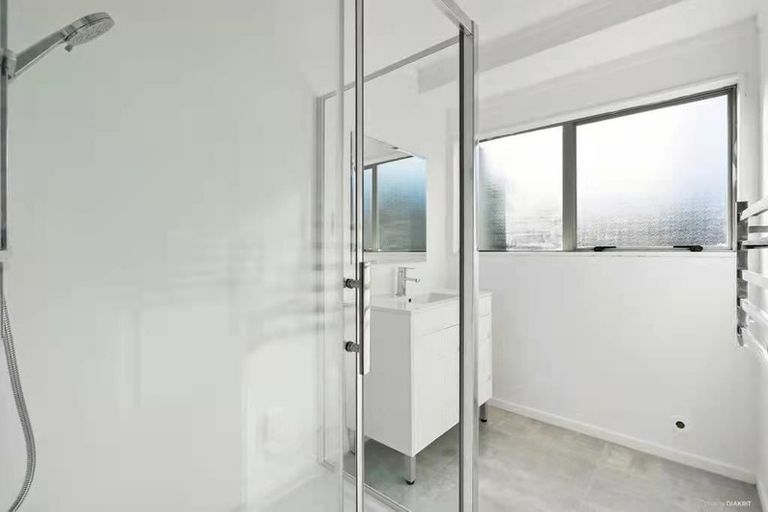 Photo of property in 11 Lori Place, Massey, Auckland, 0614