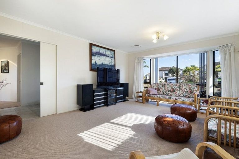 Photo of property in 17 Bundoran Way, Pinehill, Auckland, 0632