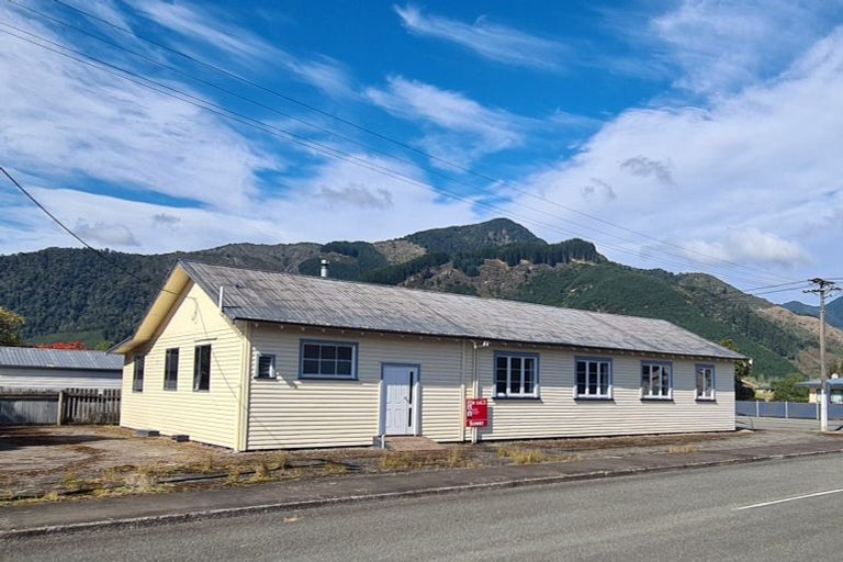 Photo of property in 17 Hampden Street, Murchison, 7007