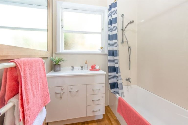 Photo of property in 17 Omega Street, Newlands, Wellington, 6037