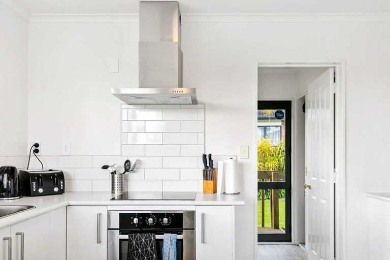 Photo of property in 32 Hewlett Road, Massey, Auckland, 0614