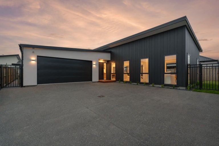 Photo of property in 8 Perehia Mews, Marshland, Christchurch, 8083