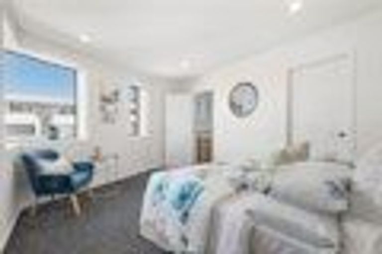 Photo of property in 2 Ingham Court, Fairview Heights, Auckland, 0632