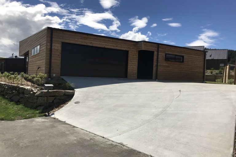Photo of property in 8 Kahu Close, Wanaka, 9305