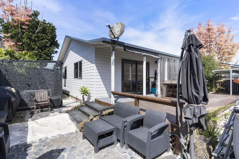Photo of property in 61a Graham Avenue, Te Atatu Peninsula, Auckland, 0610