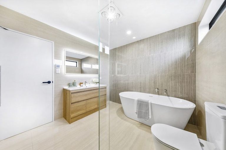 Photo of property in 63 Mcindoe Road, Kumeu, 0810