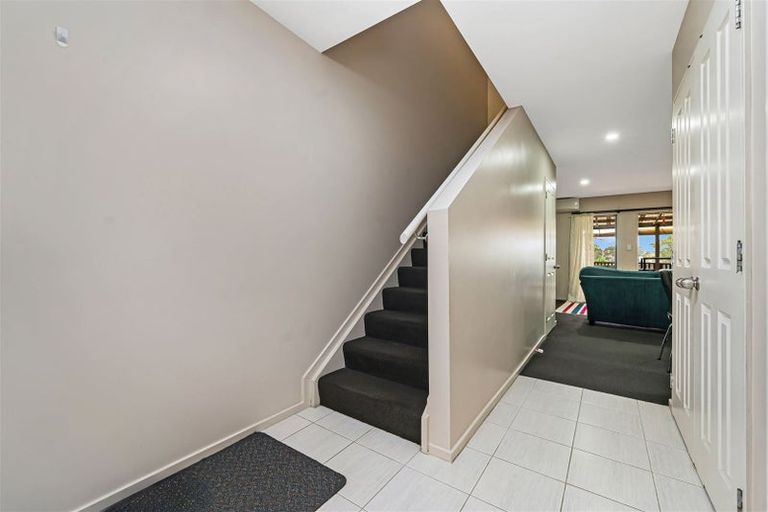 Photo of property in 28/3 Hulme Place, Henderson, Auckland, 0612