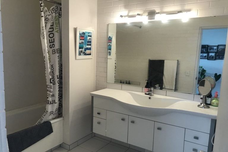 Photo of property in Seaview Apartments, 8/64 Milford Road, Milford, Auckland, 0620