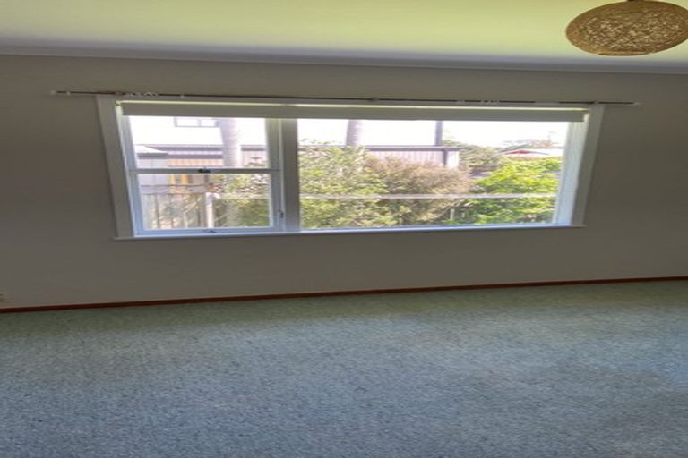 Photo of property in 90 Gloria Avenue, Te Atatu Peninsula, Auckland, 0610