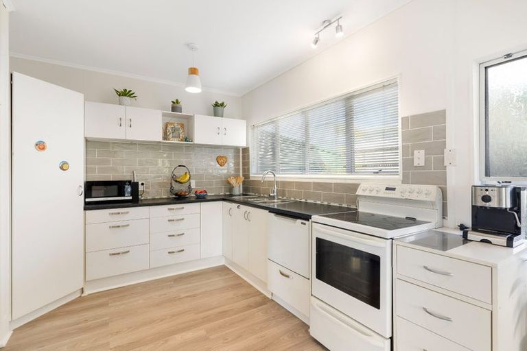 Photo of property in 2/2a Eskdale Road, Birkdale, Auckland, 0626