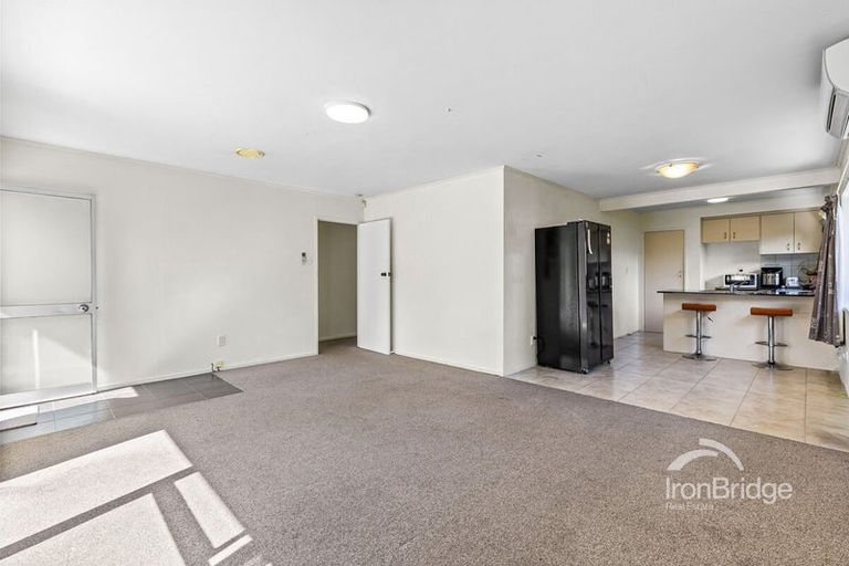 Photo of property in 71 Kemp Road, Massey, Auckland, 0614