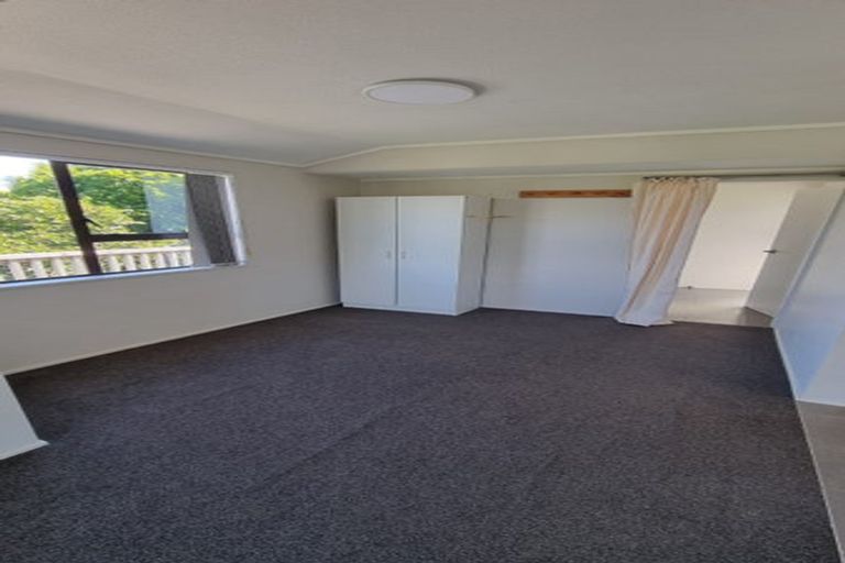 Photo of property in 29f2 Cheltenham Terrace, Newlands, Wellington, 6037