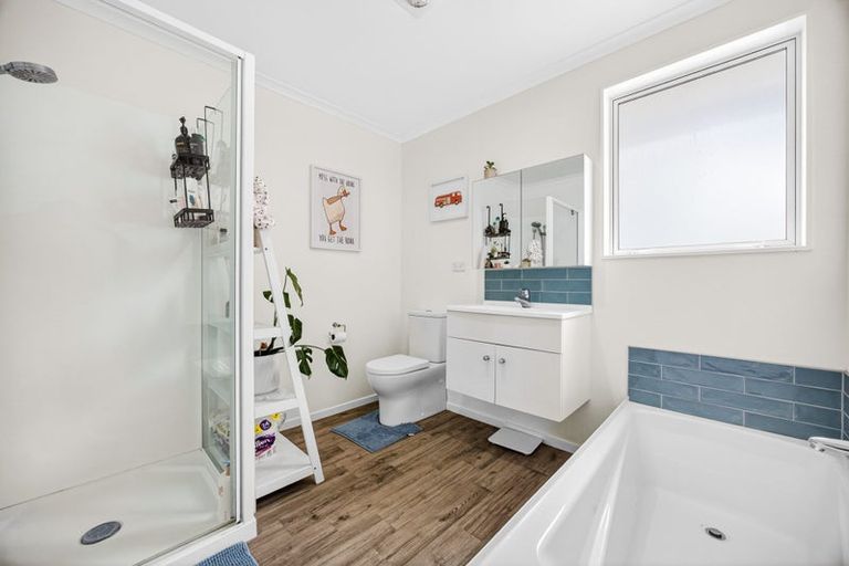 Photo of property in 6a Magdalen Place, West Harbour, Auckland, 0618