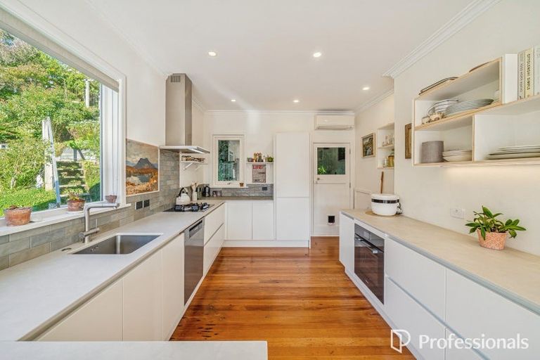 Photo of property in 31 Walter Road, Lowry Bay, Lower Hutt, 5013