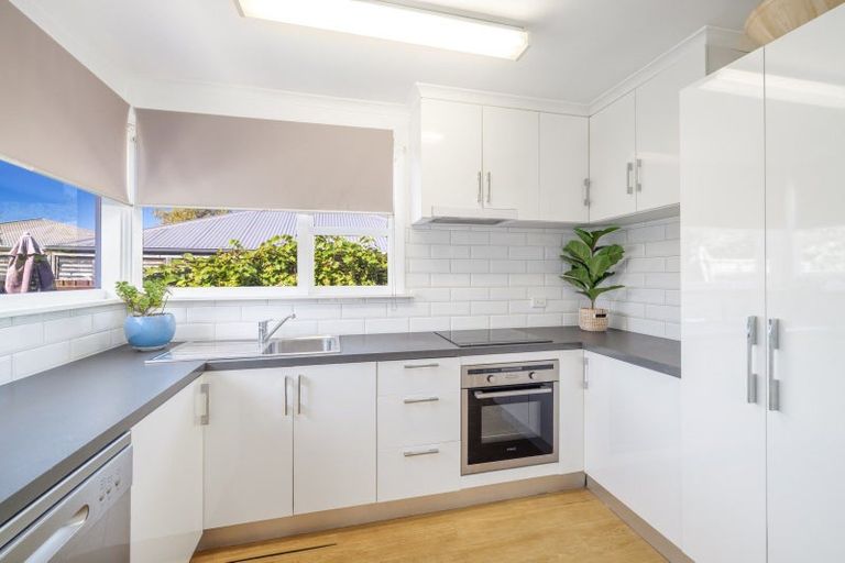 Photo of property in 48 Staveley Street, Avonhead, Christchurch, 8042