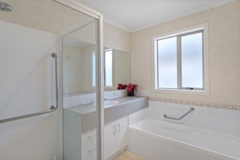 Photo of property in 28 Sovereign Isle Lane, Rototuna, Hamilton, 3210