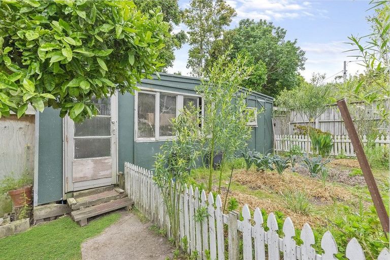 Photo of property in 28 Lowtherhurst Road, Massey, Auckland, 0614