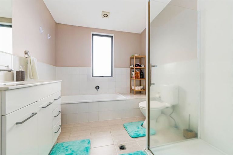 Photo of property in 28/3 Hulme Place, Henderson, Auckland, 0612