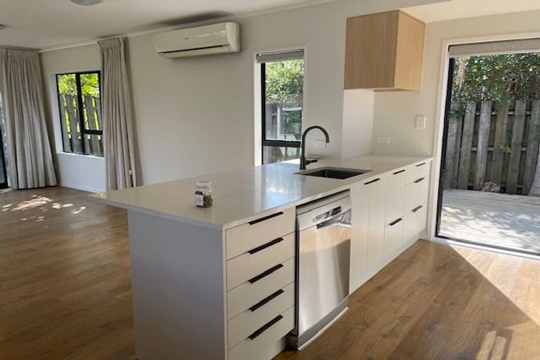 Photo of property in 12 Atlantis Place, Totara Vale, Auckland, 0629