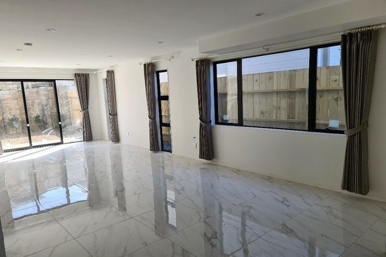 Photo of property in 17 Cassandra Grove, Totara Vale, Auckland, 0629